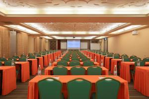 台中的住宿－台中新幹線花園酒店，一个带橙色桌子和绿色椅子的会议厅