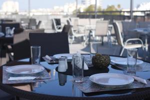 une table avec des assiettes et des verres au-dessus dans l'établissement Rimon Cyprus Israeli Kosher Rooms, à Larnaka