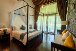 Giường trong phòng chung tại Aravinda Resort Ninh Binh
