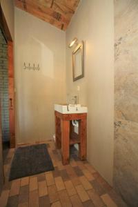 a bathroom with a sink in a room at Studio Rent Jamzes in Hoogerheide