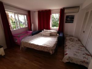Katil atau katil-katil dalam bilik di encantador y amplio estudio a 15 min de Marbella