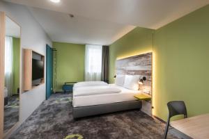 Giường trong phòng chung tại ibis Styles Stuttgart Vaihingen