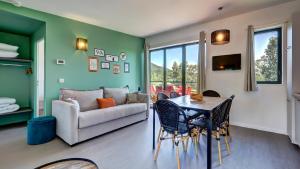 Posezení v ubytování Vacancéole - Le Village des Oiseaux