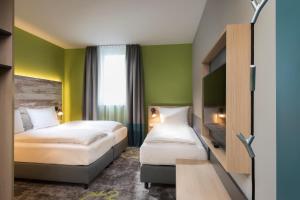 Giường trong phòng chung tại ibis Styles Stuttgart Vaihingen