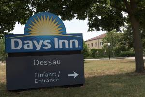 una señal para los días de entrada de la posada en Days Inn Dessau, en Dessau