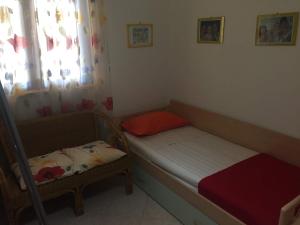 a small bedroom with a twin bed and a window at Villetta indipendente presso Villaggio Demetra Policoro in Policoro