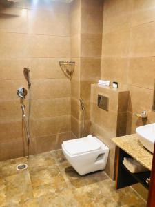 een badkamer met een toilet en een wastafel bij Red Crown Hotel in New Delhi