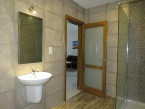 Ванная комната в Pepprina Apartment by SeaStays 1 minute to Seafront