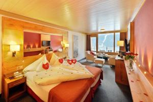 Una cama o camas en una habitación de Eiger Mountain & Soul Resort