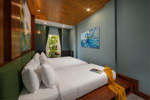Voodi või voodid majutusasutuse Hanoi La Selva Central Hotel & Spa toas