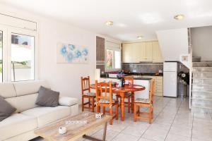 sala de estar con sofá blanco y mesa en Magdalena, en L'Escala