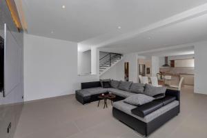 BastにあるHoliday home Eのソファとテーブルのあるリビングルーム