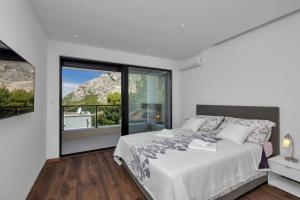 BastにあるHoliday home Eのベッドと大きな窓のある白い寝室 +58枚の写真