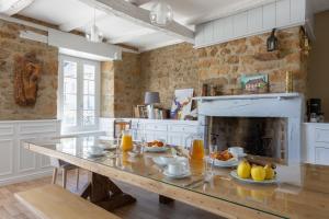 una cocina con una mesa con comida. en Les Voyageurs, en Saint-Martin-la-Méanne