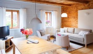 ein Wohnzimmer mit einem Sofa und einem Tisch in der Unterkunft Altendorfer Vorwerk in Altendorf