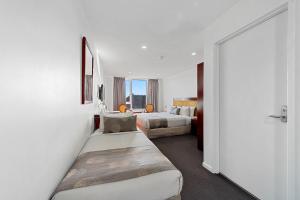 une chambre d'hôtel avec deux lits et une chambre dans l'établissement Areca Launceston, à Launceston