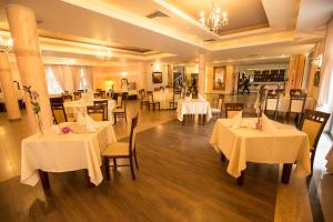 Reštaurácia alebo iné gastronomické zariadenie v ubytovaní Hotel Monet & Rubbens