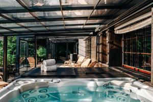 Bazén v ubytování Experimental Chalet nebo v jeho okolí