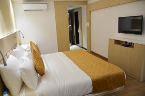 Llit o llits en una habitació de Hotel Radiance