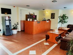 a lobby with a waiting room with a cash register at Ligetalja Termál Hotel in Penészlek