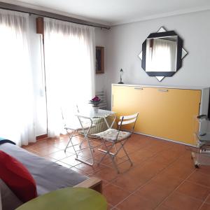 a living room with a table and chairs at Pequeño y Coqueto Piso en Riaza in Riaza