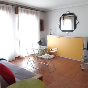 里亞薩的住宿－Pequeño y Coqueto Piso en Riaza，客厅配有桌椅
