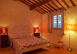 a bedroom with a bed and a window at Agriturismo La Moraia in Poggibonsi