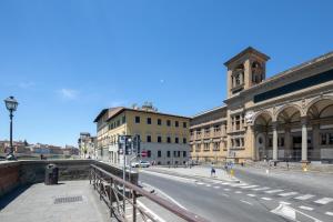 una strada vuota in una città con edifici di Palace Downtown Florence a Firenze