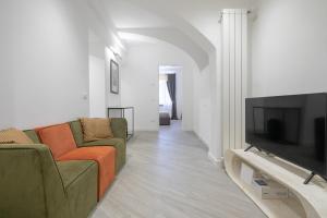 un soggiorno con divano e TV a schermo piatto di Palace Downtown Florence a Firenze