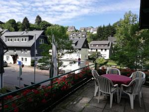 balkon ze stołem i krzesłami oraz widokiem na miasto w obiekcie Hotel Garni "Zur Alten Post" w mieście Willingen