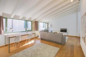 un soggiorno con divano e tavolo di Apartaments Catedral – Baltack Homes a Girona