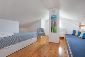 ein Schlafzimmer mit einem großen Bett und einem blauen Teppich in der Unterkunft Apartmani "Mišo" in Podgora