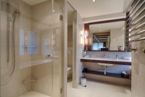 Ένα μπάνιο στο Bernerhof Swiss Quality Hotel Gstaad