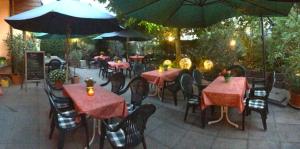 un patio esterno con tavoli, sedie e ombrelloni di Hotel-Gasthof Rössle a Ulma