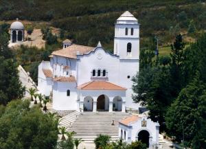 una gran iglesia blanca con escaleras y una torre en Apartamento La Sierra en La Codosera