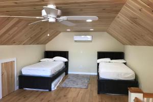 2 bedden in een kamer met een plafondventilator bij 4 Bed 2 Bath Vacation home in Ossipee in Ossipee