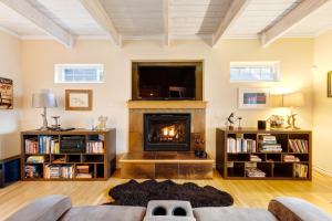 a living room with a fireplace and a tv at Gleneden Beach Escape in Gleneden Beach