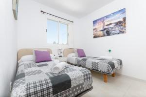sypialnia z dwoma łóżkami i oknem w obiekcie Es Repos w Playa de Muro +37 zdjęć