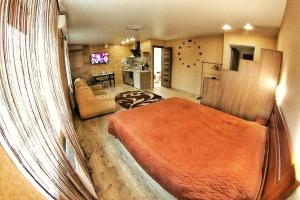 Pokój z dużym łóżkiem i salonem w obiekcie Комфортні апартаменти в Чернігові w mieście Czernihów