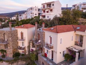 una vista aérea de casas en un pueblo en Rastoni Apartments, en Ándros
