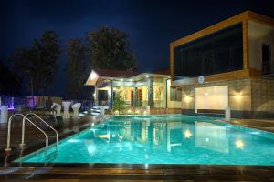 Bazén v ubytování Four Vedas Hotel & Resort nebo v jeho okolí