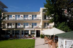 Blick auf das Hotel aus dem Garten in der Unterkunft Hotel Parkfrieden in Timmendorfer Strand