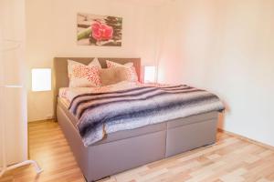 een kleine slaapkamer met een bed met roze kussens bij Casa Susanna in Wald-Michelbach