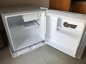 einem leeren Kühlschrank mit offener Tür in der Küche in der Unterkunft villa pulu uluwatu bali in Uluwatu