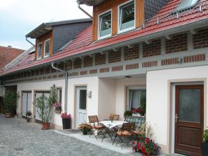 Feriendomizil Taupadel في Bürgel: منزل مع طاولة وكراسي في الفناء
