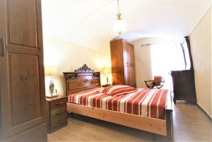 een slaapkamer met een bed, een dressoir en een raam bij da Patrick in Costarainera
