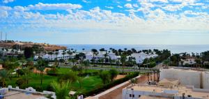 een luchtzicht op een resort met de oceaan op de achtergrond bij Solymar Naama Bay in Sharm El Sheikh