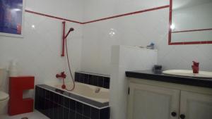 La salle de bains est pourvue d'une douche, d'une baignoire et d'un lavabo. dans l'établissement Mas du Cheval Long, à Sablet
