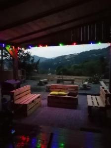 Pogled na planinu ili pogled na planinu iz kolibe