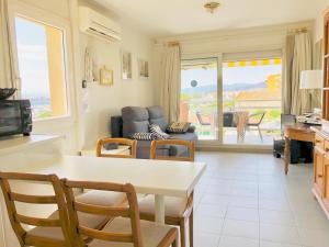 Fotografia z galérie ubytovania ROC MAR 7 2A - Apartamento cerca del centro y de la playa - terraza con vistas al mar y al puerto v destinácii Roses